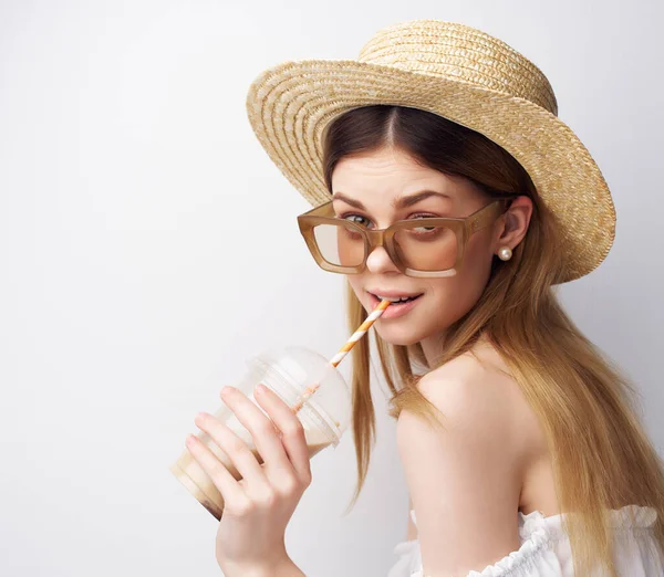 Belle femme look attrayant chapeau de mode décorations — Photo