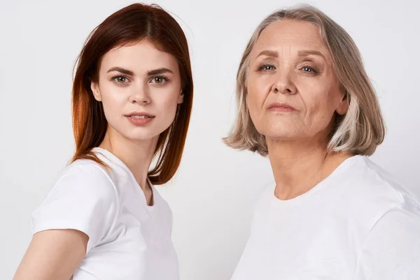 Enkelin und Großmutter stehen neben Familienliebe Studio — Stockfoto