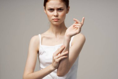 Kol sağlığı sorunlarına tutunan hoşnutsuz bir kadın ortak stüdyo tedavisi.