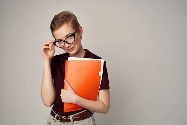 Mooie vrouw in een rood shirt klassieke stijl lichte achtergrond — Stockfoto