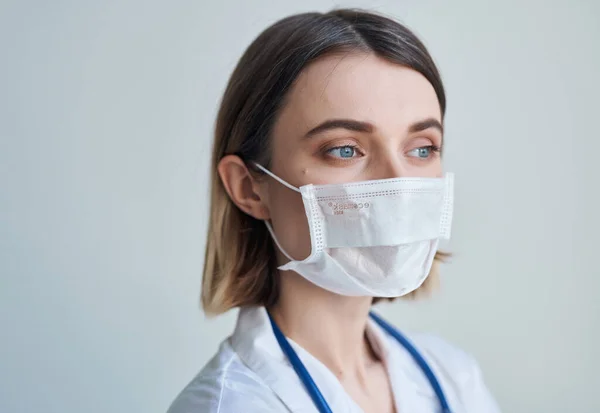 Infermiera in camice bianco mascherina medica ospedale — Foto Stock