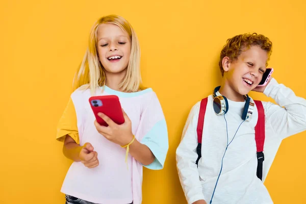 Zwei Kinder Jungen und Mädchen reden und lächeln Emotionen Freude isolierten Hintergrund — Stockfoto