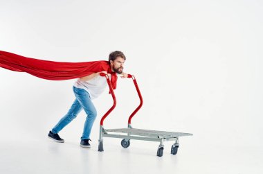 Neşeli adam süper kahraman, izole edilmiş bir geçmiş taşıyor.