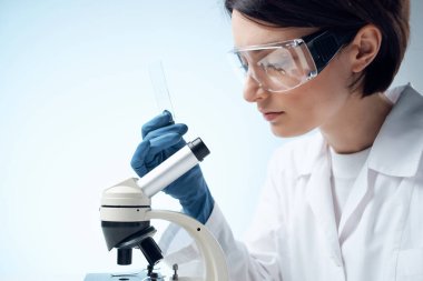 kadın doktor kimyasal çözümler biyolog araştırma çalışması yakın plan