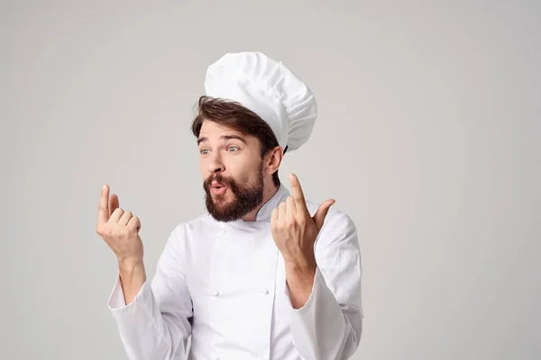 Brodaty człowiek kucharz mundur gotowanie emocje smakosz pozowanie studio — Zdjęcie stockowe