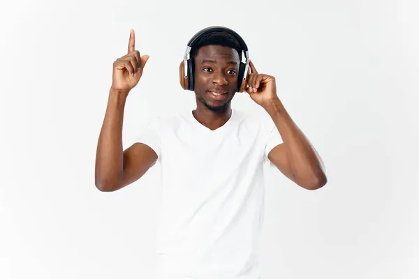 Hombre de apariencia africana en auriculares escuchando música — Foto de Stock