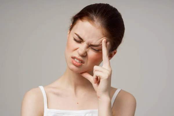 Недовольная женщина с расстройством мигрени головы изолированный фон — стоковое фото