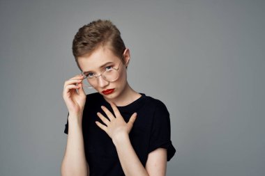 Kısa saçlı kadın. Kırmızı dudaklar. Göz kamaştırıcı.