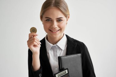 Neşeli kadın Bitcoin kripto para birimi el teknolojilerinde