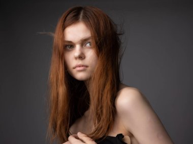 Stüdyoda çıplak poz veren güzel bir kadın.