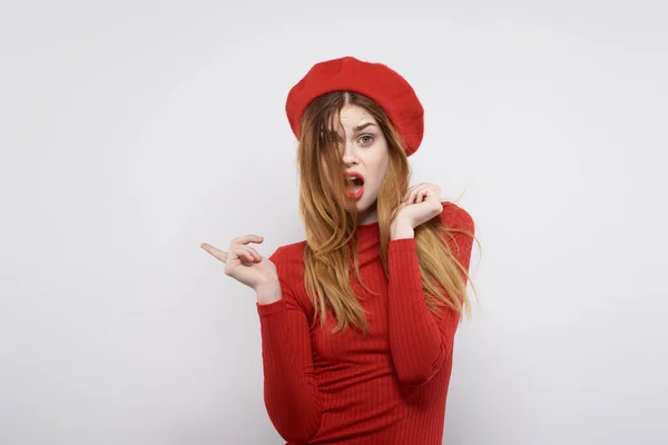 Schöne Frau Mit Roter Mütze Posiert Studio — Stockfoto