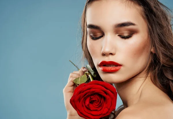 Brunette maquillage lumineux rose dans la main luxe fond bleu — Photo