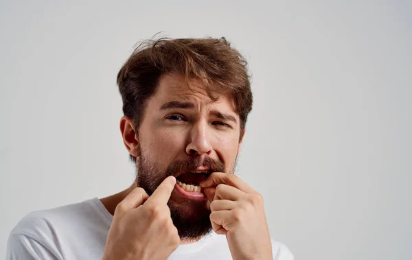 Bärtiger Mann Zahnproblem Zahnmedizin Behandlung isoliert Hintergrund — Stockfoto