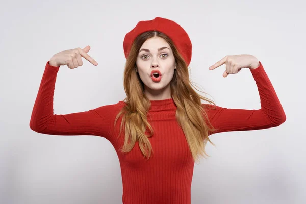 Glad Kvinna Med Röd Hatt Isolerad Bakgrund Högkvalitativt Foto — Stockfoto