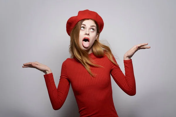 Hübsche Frau Hand Geste Spaß Rote Lippen Luxus Studio posieren — Stockfoto
