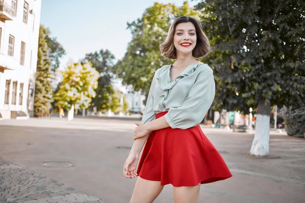 Hübsche Frau im roten Rock Stadtspaziergang Spaß Freizeit Lifestyle — Stockfoto