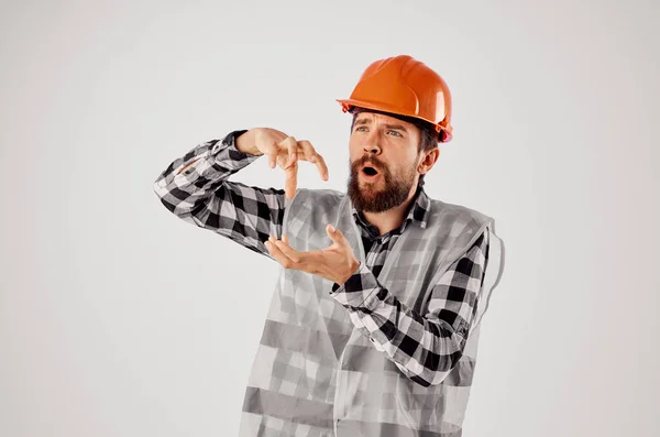 Barbudo homem construção indústria trabalho mão gestos isolado fundo — Fotografia de Stock