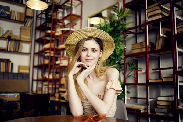 坐在咖啡店里的漂亮女人 高质量的照片 — 图库照片