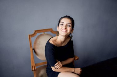 Güzel bir kadın modellik yapıyor. Çekici görünüyor. Süslü gülüyor.