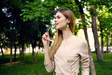 Parkta yürüyen güzel bir kadın 