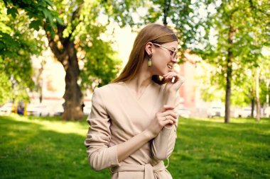 Güzel bir kadın dışarıda yürüyor.