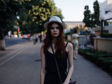 Çekici bir kadın dışarıda yürüyor.