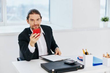 İnsan dizüstü bilgisayar teknolojisi önünde duygularını çalıştırır.