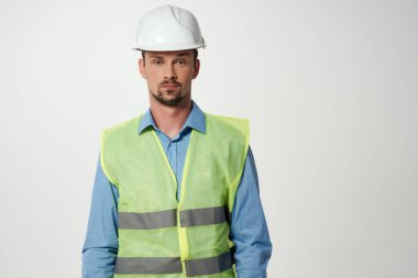 Beyaz kask mühendisi, güvenlik önlemi almış.