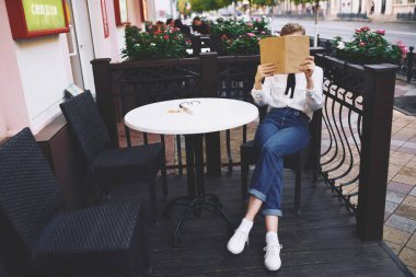 Gözlüklü bir kadın yaz tatilinde şehir merkezinde.