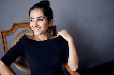 Model pozu veren güzel bir kadın. Dekorasyon görünüşü.