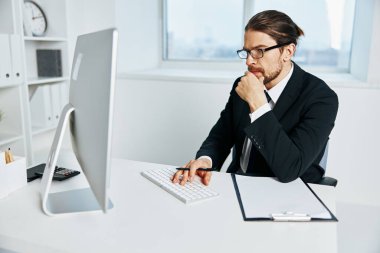 Takım elbiseli bir adam telefonla iletişim halinde.