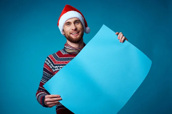 Apuesto hombre en un azul navidad mockup cartel aislado fondo — Foto de Stock