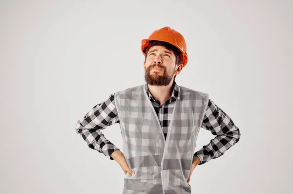 Homem emocional no trabalho construção uniforme edifício profissão luz fundo — Fotografia de Stock