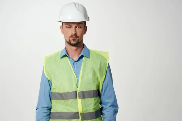 흰색 헬멧 기사 의안 전을 위해 격리 된 배경을 가진 근로자 — 스톡 사진