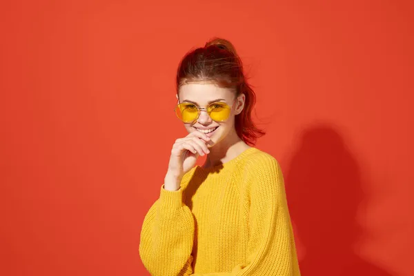 Veselá Žena Žlutých Brýlích Pózuje Studiu Kvalitní Fotografie — Stock fotografie
