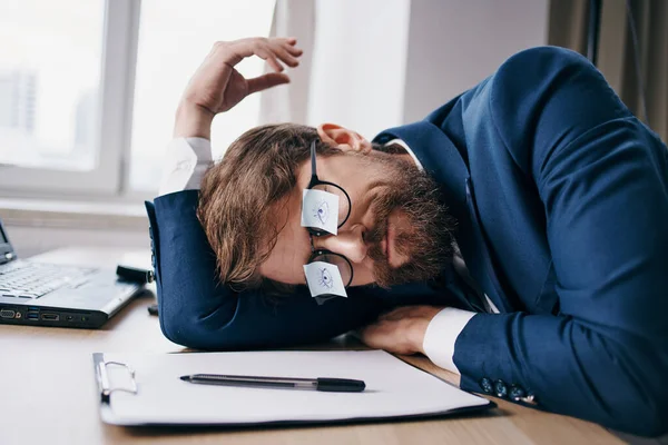 Empresários que trabalham para um laptop no escritório emoções internet profissional — Fotografia de Stock