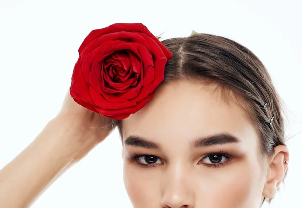 Csinos nő csupasz vállak rózsa dekoráció varázsa — Stock Fotó