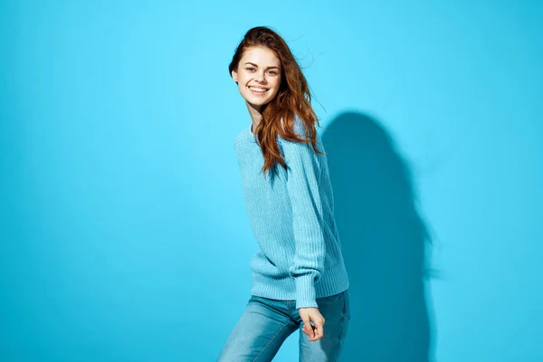 Portret Van Een Vrouw Mode Poseren Blauwe Achtergrond — Stockfoto