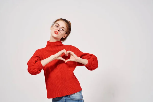 Retrato Uma Mulher Uma Camisola Vermelha Fazendo Gesto Coração — Fotografia de Stock