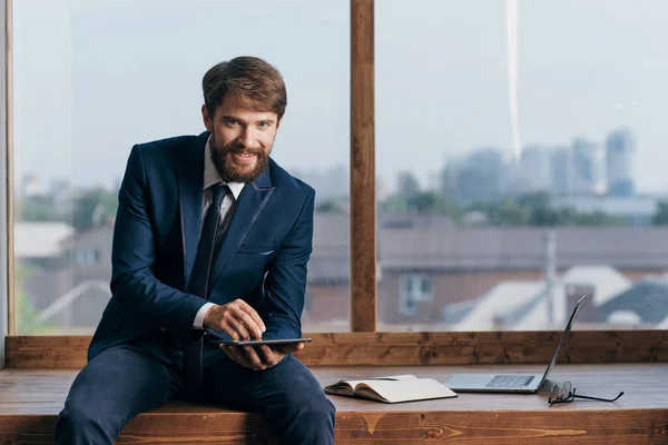 L'homme en costume près de la fenêtre avec une technologie d'ordinateur portable — Photo