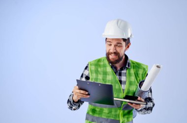 Belge ve çizimlere sahip erkek müteahhit planlar izole edilmiş arka plan