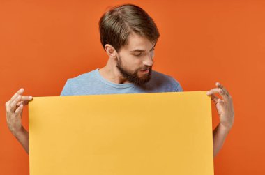 Komik adam sarı model poster indirimi turuncu arka plan