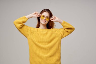 Sarı gözlüklü güzel kadın arka planda poz veriyor. Yüksek kalite fotoğraf