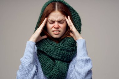 Hafif arka planda hasta bir kadın. Yüksek kalite fotoğraf