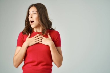 Kırmızı tişörtlü güzel bir kadın. Saç bakım stüdyosu yaşam tarzı.