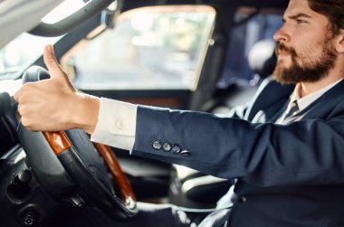 Telefonla lüks bir hayat tarzı iletişimi sürdüren duygusal bir adam.