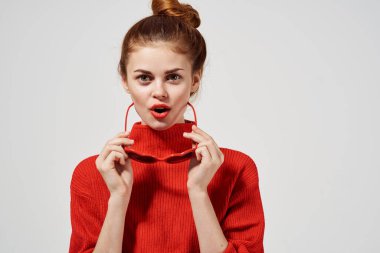 Stüdyoda poz veren güzel bir kadın. Yüksek kalite fotoğraf