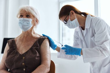 Kadın doktor covid-19 pasaport sağlık hizmetleri