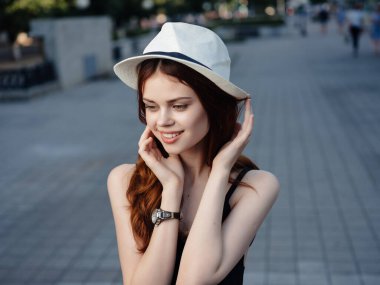 Şehirde yürüyen çekici bir kadın.