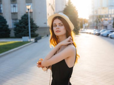 Güzel bir kadın dışarıda yürüyor.